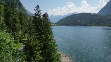 vista cinematográfica de la belleza natural de suiza capturada por un avión no tripulado