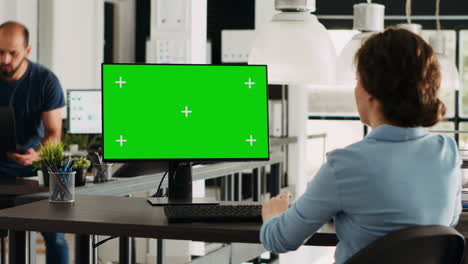 Spezialist-Mit-Greenscreen-Display