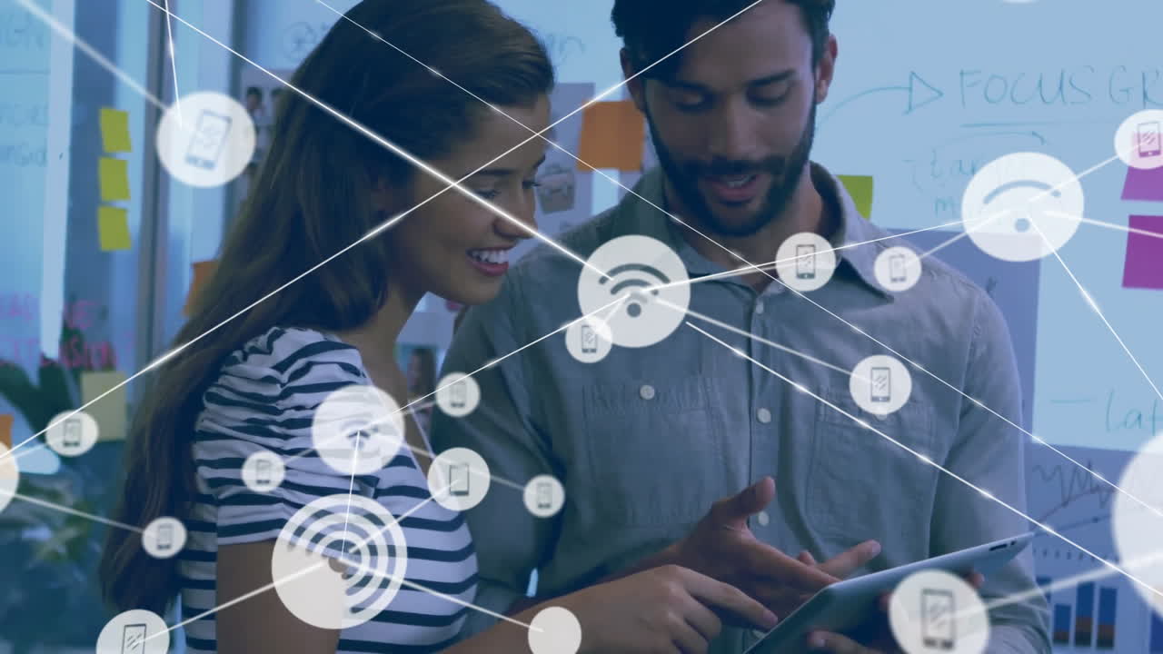 animación de la red de conexiones con iconos sobre diversas personas de negocios en la oficina