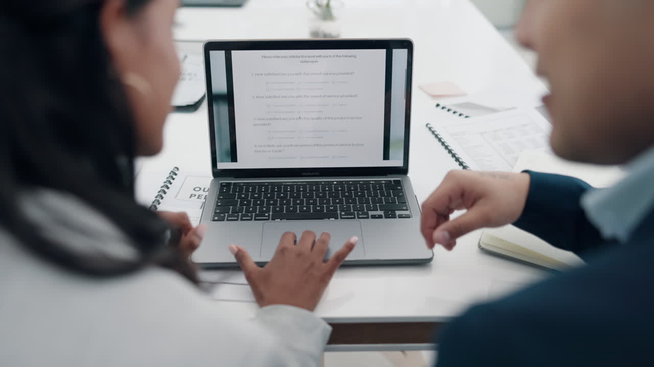 pantalla de computadora portátil, gente de negocios en el sitio web