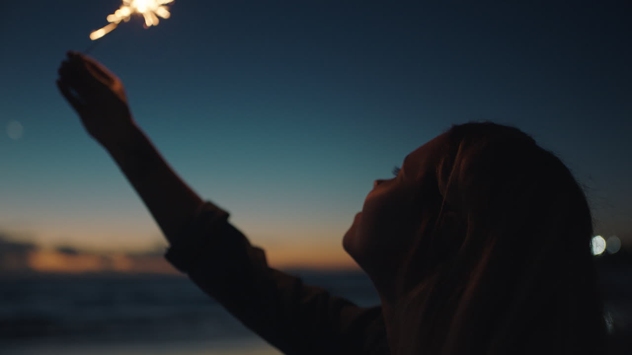 retrato de mujer bengala celebrando la víspera de año nuevo en la playa al atardecer adolescente disfrutando de la celebración del día de la independencia el 4 de julio