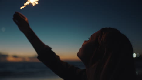 retrato de mujer bengala celebrando la víspera de año nuevo en la playa al atardecer adolescente disfrutando de la celebración del día de la independencia el 4 de julio