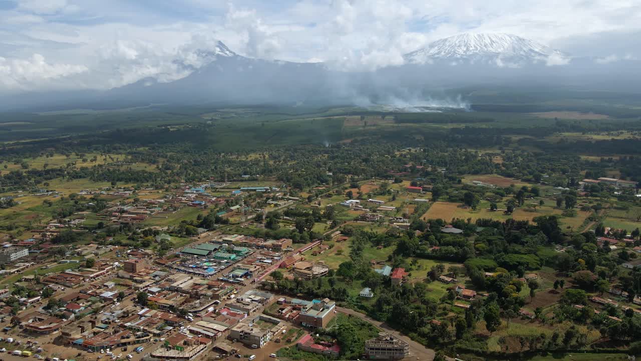 Luftfoto af en naturbrand ved Kilimanjaro, der truer en landby i Kenya - sporing, droneoptagelse