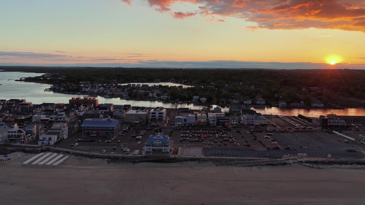 Una vista aerea di Sea Bright, New Jersey al tramonto che circonda la penisola dal ponte sul fiume Shrewsbury che collega Rumson a Ocean Avenue, guardando verso Monmouth Beach