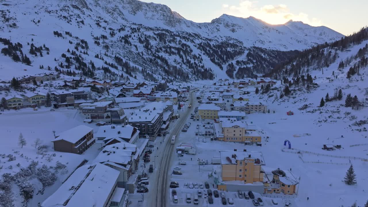 Obertauern kayak köyünde erken sabah ışığının uzun gölgeler oluşturması.
