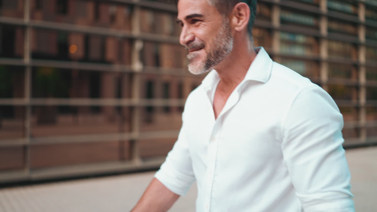 Uomo che festeggia un successo all'aperto