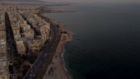 Vista-Aérea-Del-Tráfico-Costero-En-El-Barrio-Residencial-De-Flisvos-De-Atenas,-Grecia-En-El-Crepúsculo,-Disparo-De-Drones