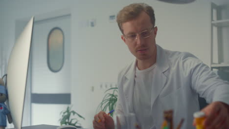 médico serio que prescribe medicamentos en videoconferencia. médico que utiliza la computadora.