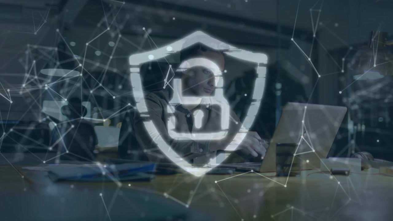 Homem digitando em um laptop, fazendo com que nós flutuantes se unam em um escudo com falhas mostrando um cadeado de segurança.