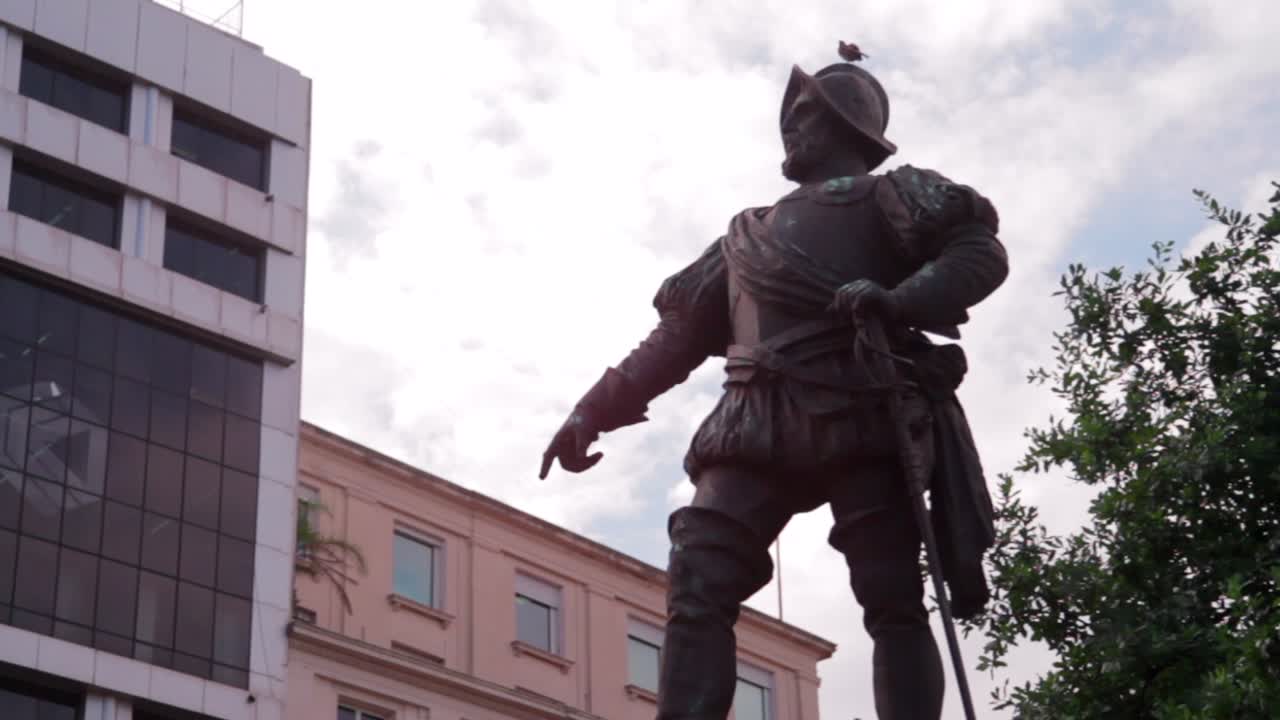 Statua vicino alla Casa Rosada a Buenos Aires, capitale dell'Argentina