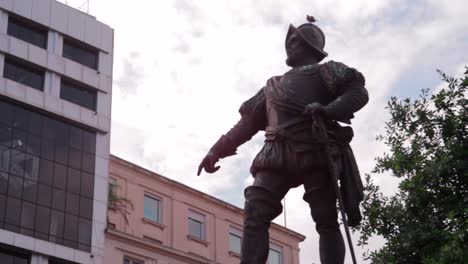 Estatua-Cerca-De-La-Casa-Rosada-En-Buenos-Aires-En-La-Capital-Argentina