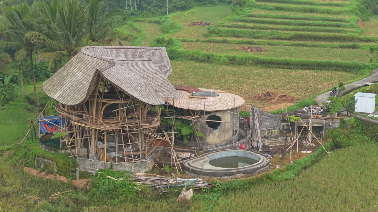 Rumah bambu unik sedang dibangun di sawah Sidemen, Bali
