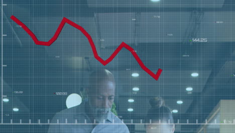 animación del procesamiento de datos estadísticos contra hombres y mujeres diversos discutiendo en la oficina