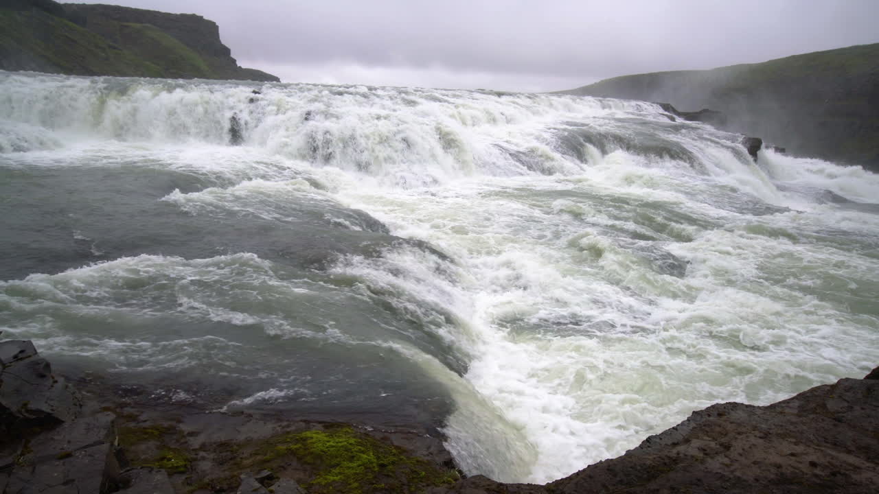 paisaje de la cascada de gullfoss en islandia.