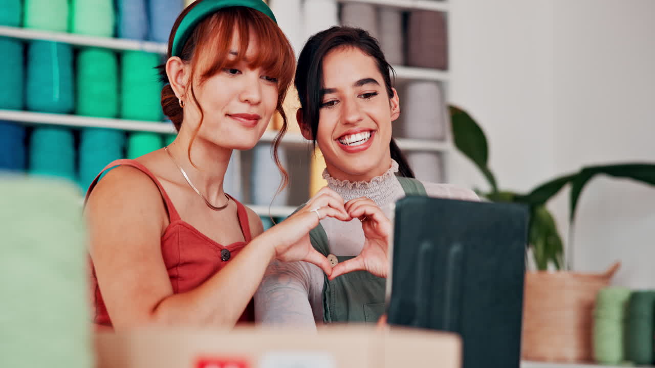 두 여자 친구 가 바느질 가게 에서 비디오 통화를 하고 있다