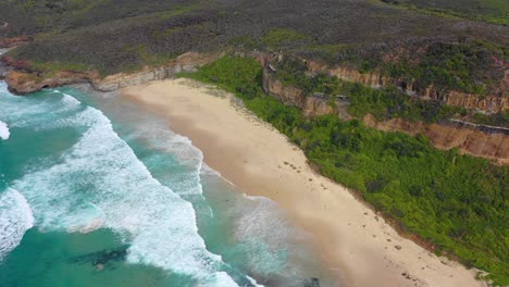 Olas-De-Surf-Rompiendo-En-La-Playa-De-Arena-Mooneey-En-La-Costa-Norte-Media-De-Nueva-Gales-Del-Sur,-Australia