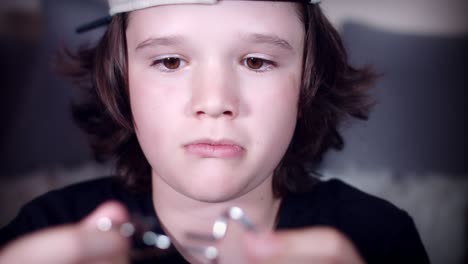 4k de manos de niños jugando con rompecabezas de metal para el cerebro teaser