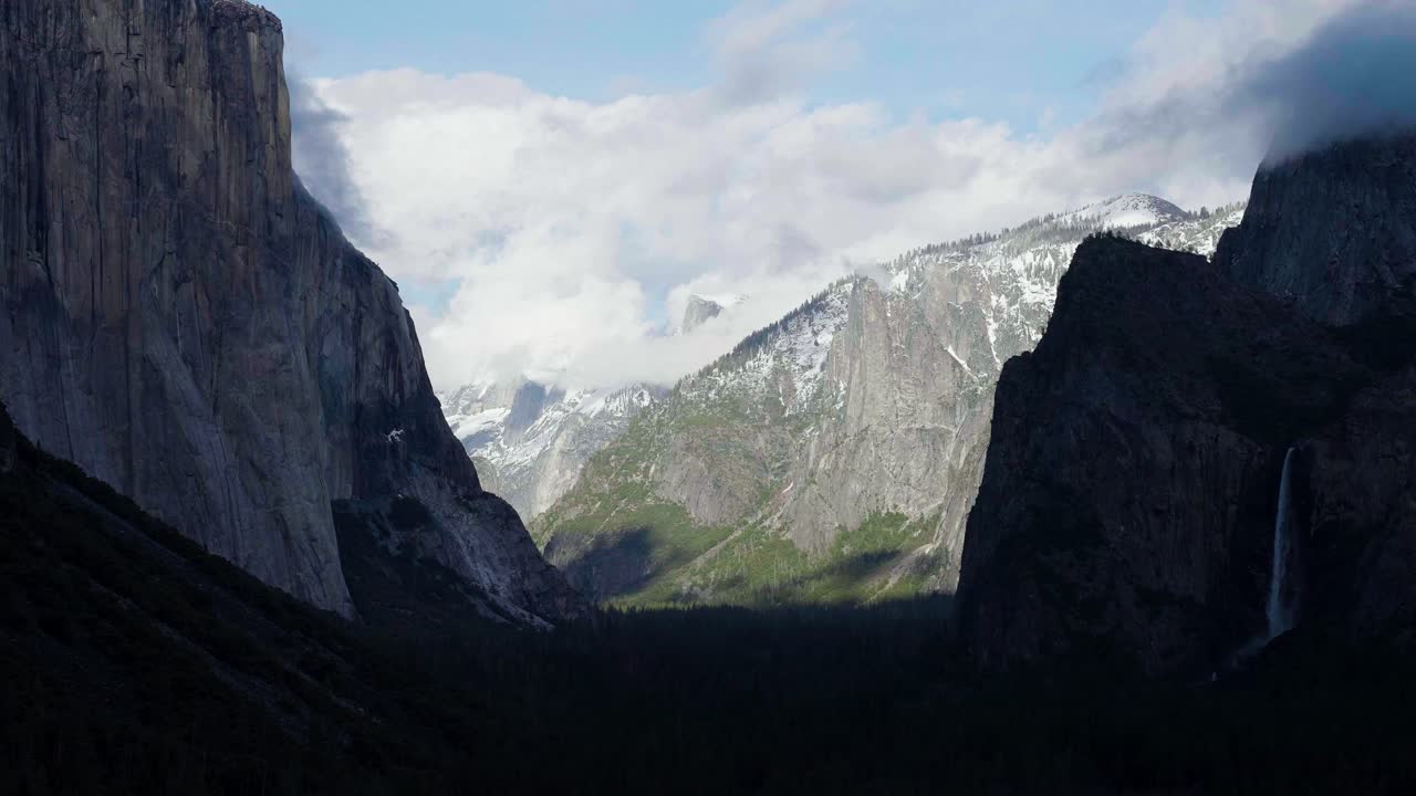 el lapso de tiempo de las nubes que pasan sobre el valle de yosemite en el parque nacional de yosemite