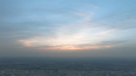 Der-Blick-Auf-Den-Sonnenuntergang-Verbirgt-Sich-Hinter-Den-Wolken-Und-Der-Stadtverschmutzung-In-Einer-Großstadt-In-Pakistan,-Karatschi,-Pakistan