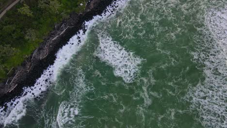 Foamy-Waves-Splashing-On-Rocky-Burleigh-Head-In-Gold-Coast,-Queensland