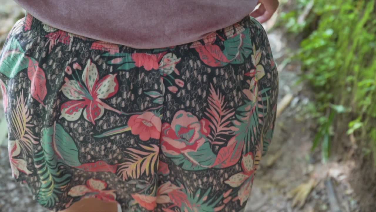 niña en flor caminando por la ruta de senderismo en cámara lenta