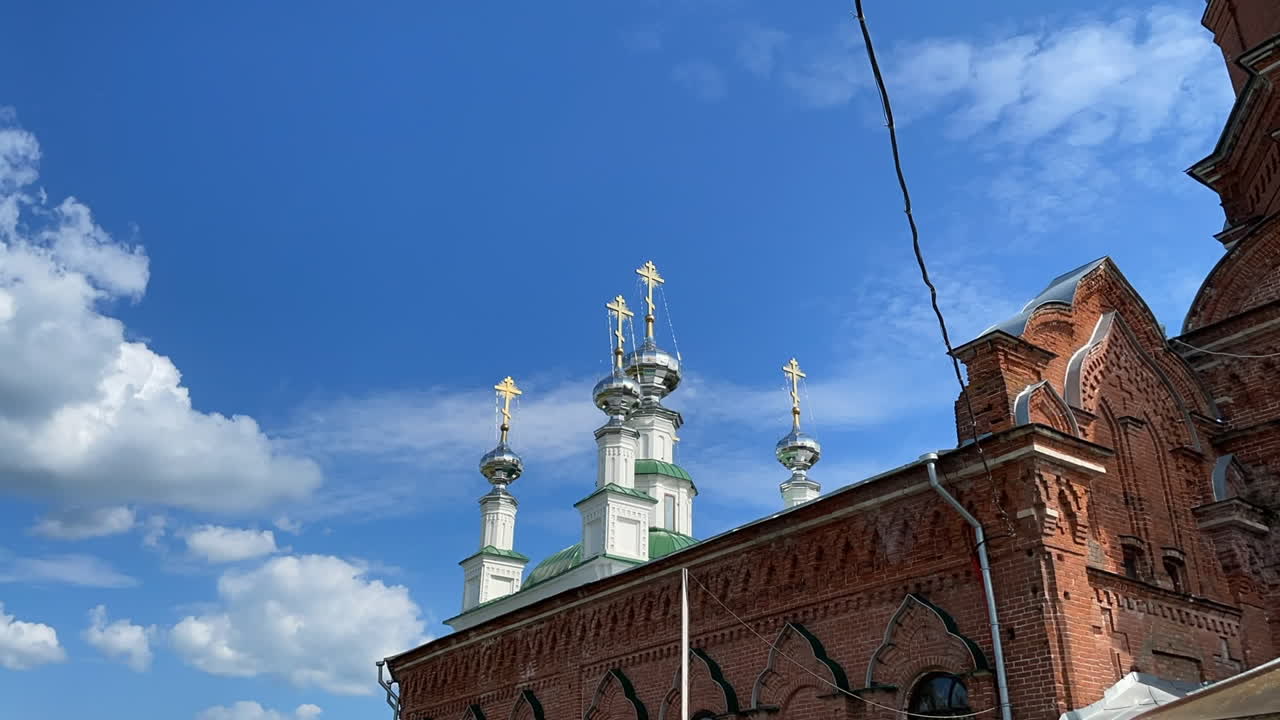 Башни православной церкви под солнечным небом