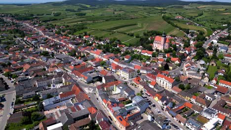 Vista-Panorámica-Sobre-La-Ciudad-De-Poysdorf-En-La-Baja-Austria---Toma-De-Drones