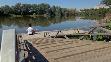 Hombre-Meditando-En-La-Orilla-Del-Rio