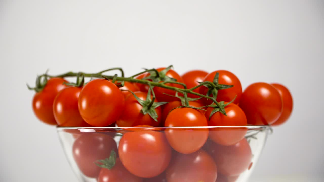 유리 그에 놓인 토마토