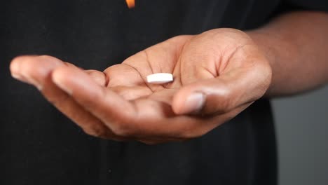 mano con varias pastillas