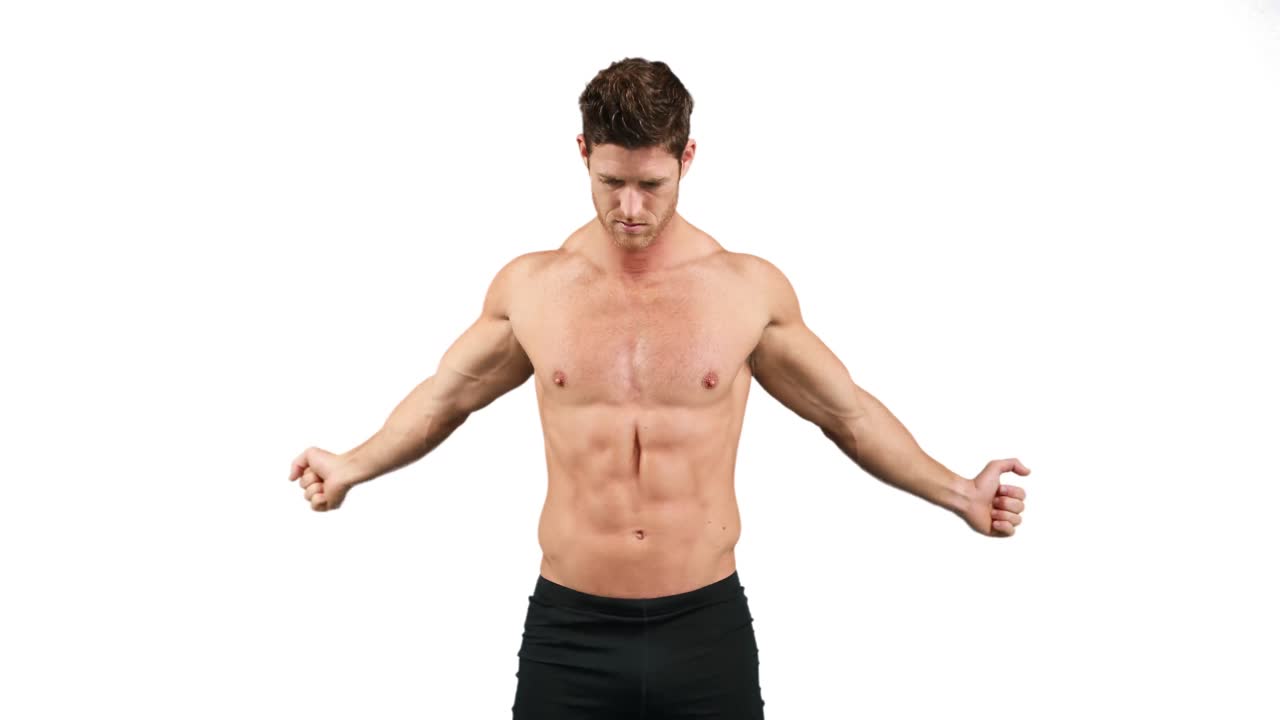 hombre musculoso flexionando sus músculos