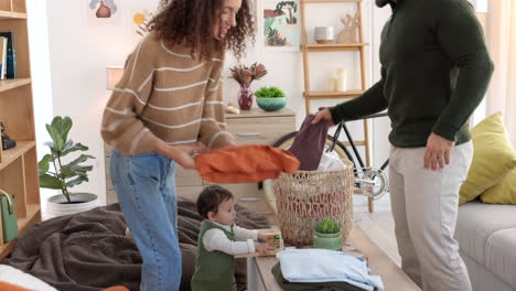 Familie,-Hilfe-Und-Eltern-Mit-Wäsche-Zum-Falten