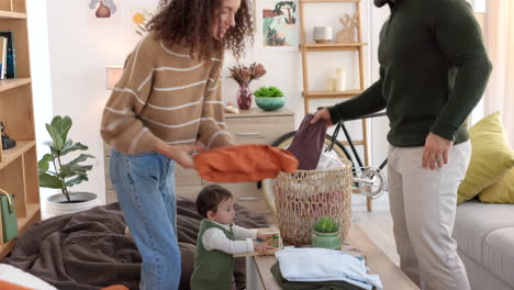 Familia,-Ayuda-Y-Padres-Con-Ropa-Para-Doblar