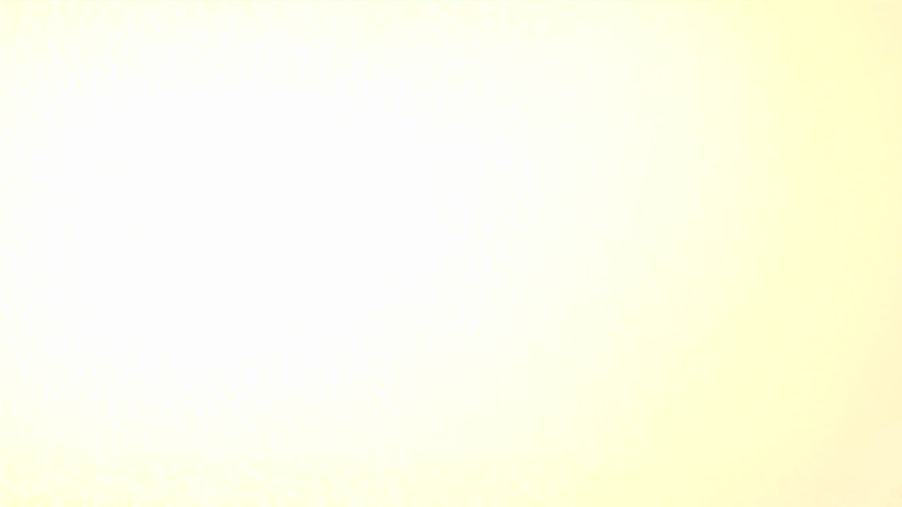 셔츠 소매에 트럼프 카드를 집어넣는 남자