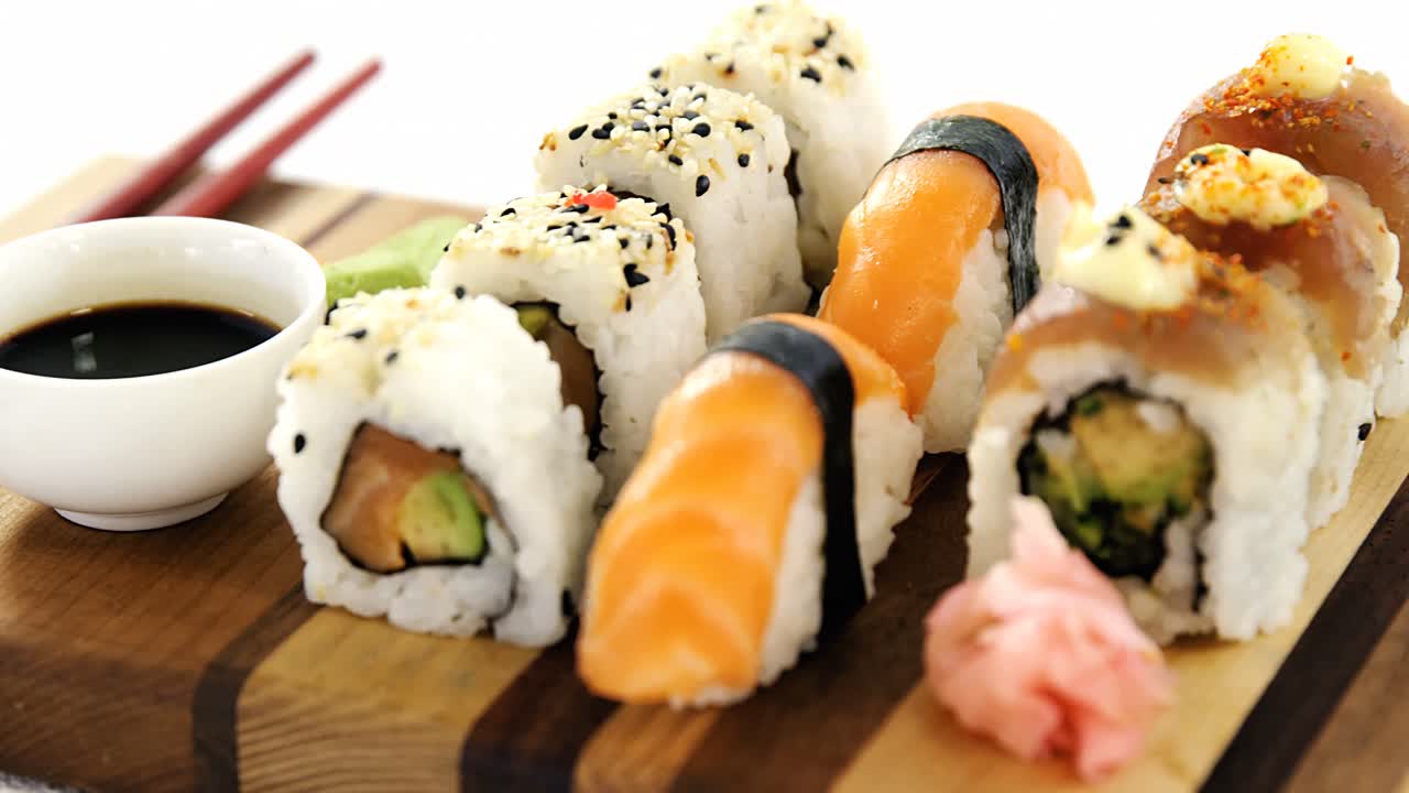conjunto de sushi variado servido en bandeja de madera