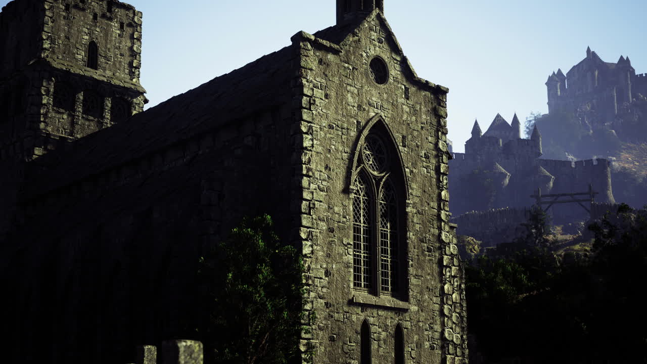 언덕에 있는 고대 성들 사이에 자리잡은 웅장한 돌 교회 폐허