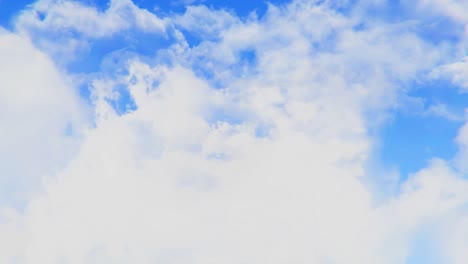 nubes azules en el cielo y animación de bucle solar de fondo pantalla verde alfa.