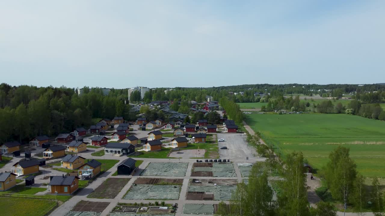 город украшен полями, деревьями и очаровательными маленькими домами, создавая живописную сельскую обстановку