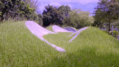 estructura de hierba ajardinada al aire libre en el parque empresarial de changi en singapur