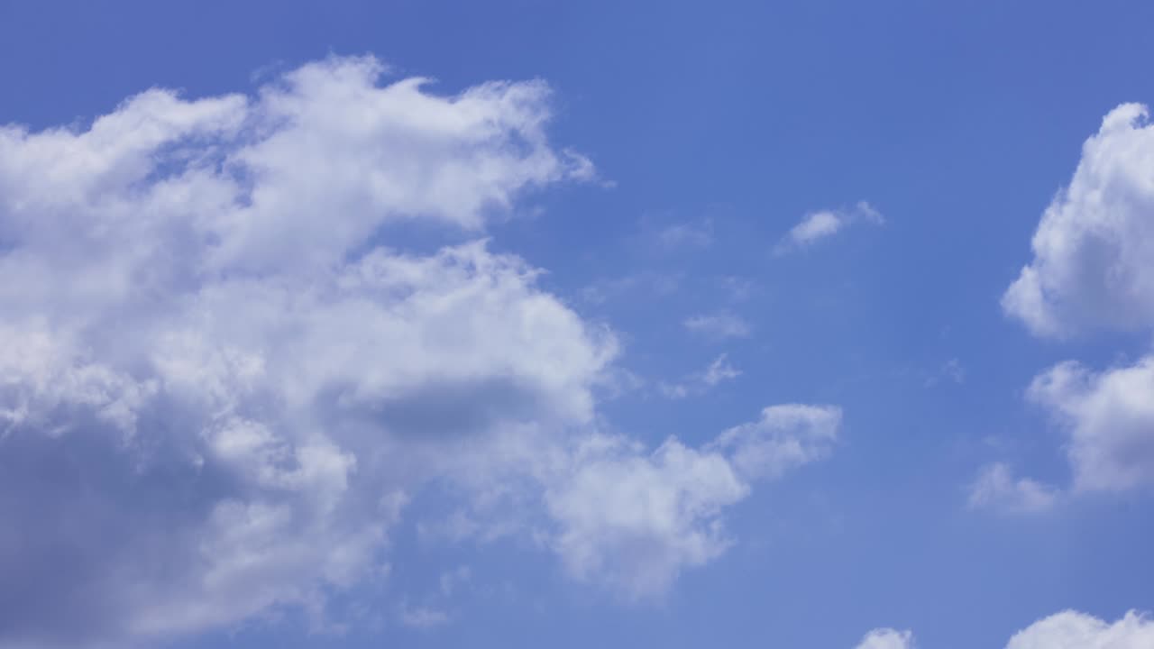 평화롭게 움직이는 하늘의 구름