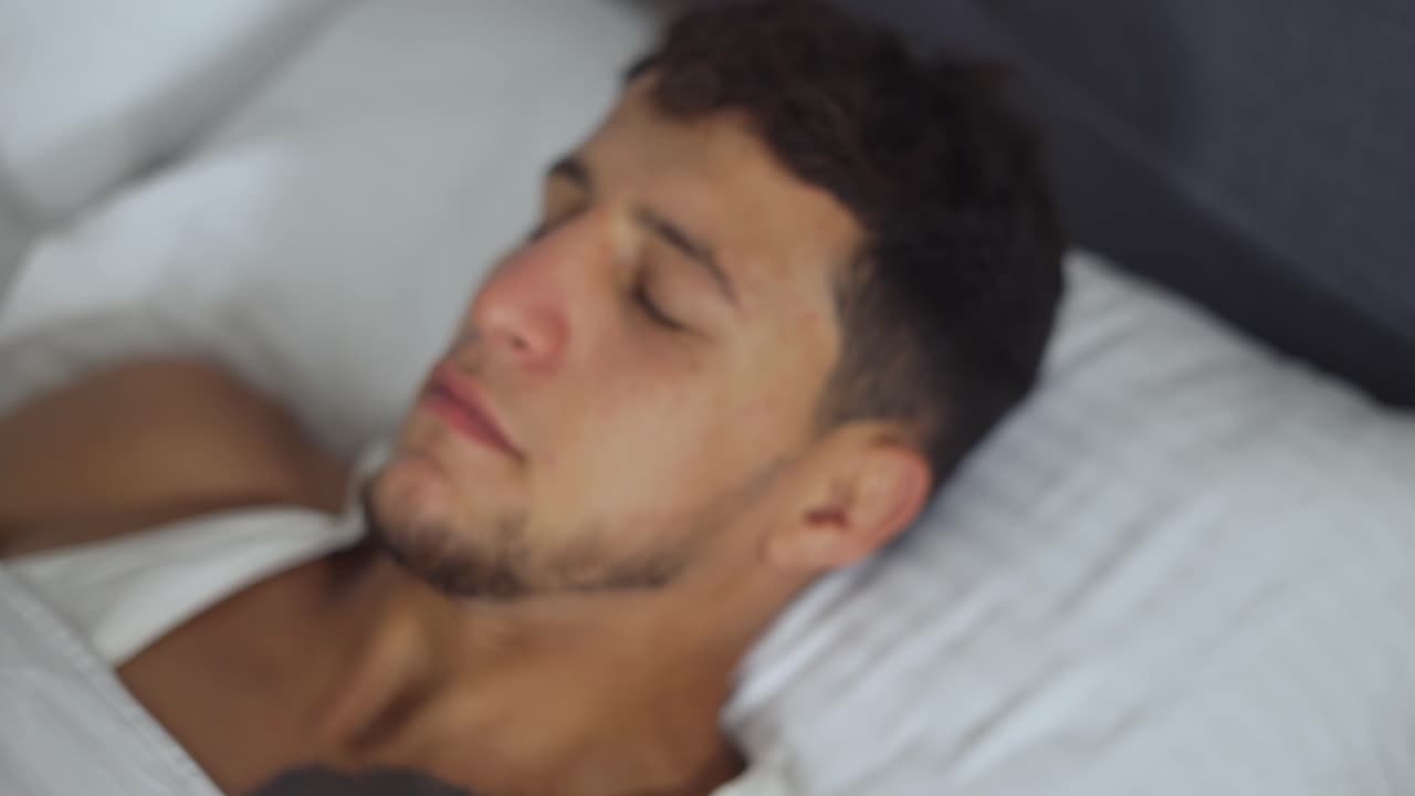 사람, 잠자리 시간 및 휴식 개념 - 스마트 워치와 함께 침대에서 잠을 자는 남자의 클로즈업