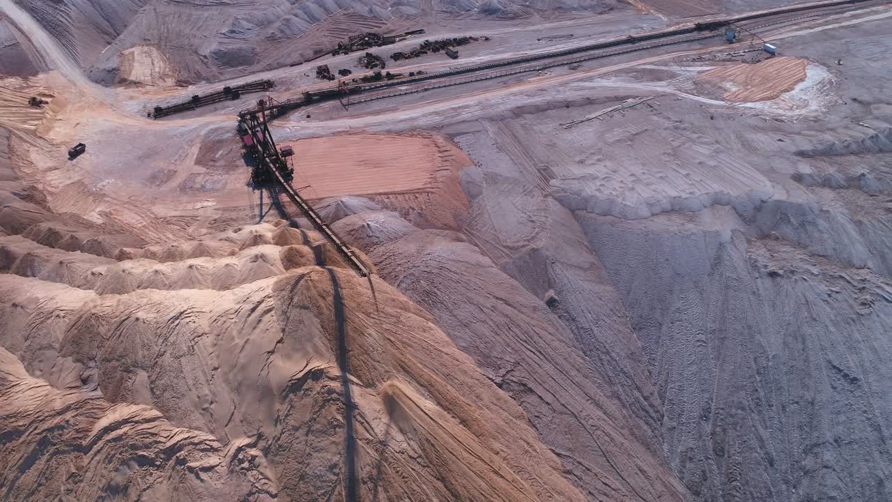 Conveyor console of the spreader during operation. Transportation of an empty rock to a dump
