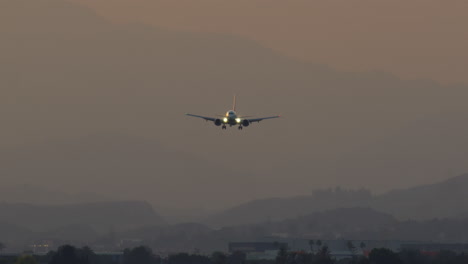 aterrizaje del avión al atardecer