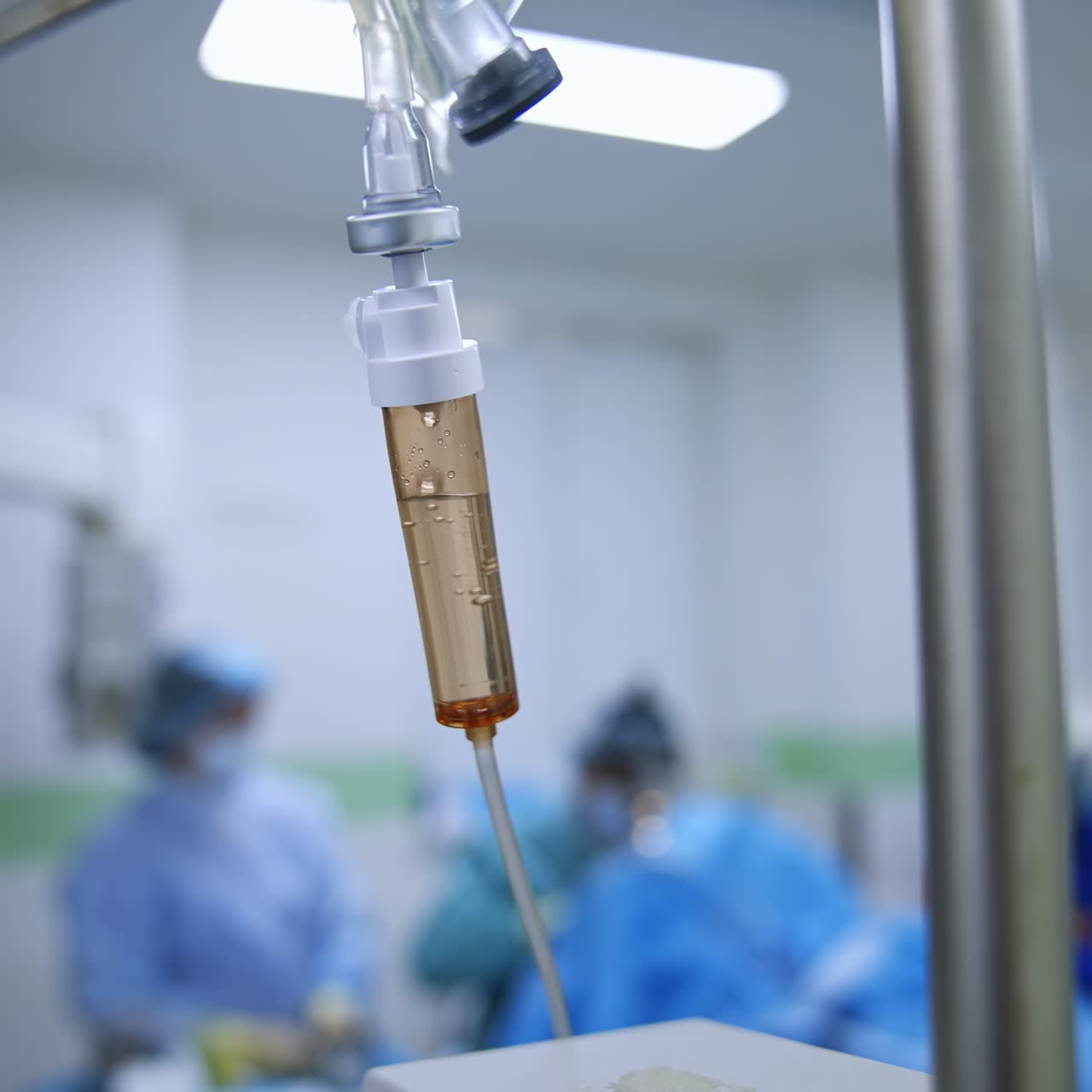 Liquido che gocciola rapidamente all'interno del contagocce. Goccia endovenosa sospesa nella sala operatoria durante l'operazione