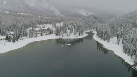 Luftaufnahme-über-Dem-Schneebedeckten-Italienischen-Pragser-Wildsee,-Malerischer-Berg,-Alpiner-Wald,-See-Südtirol