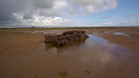 Extraweite-Aufnahme-Des-Panzers-Am-Strand