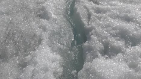 agua derretida en un glaciar