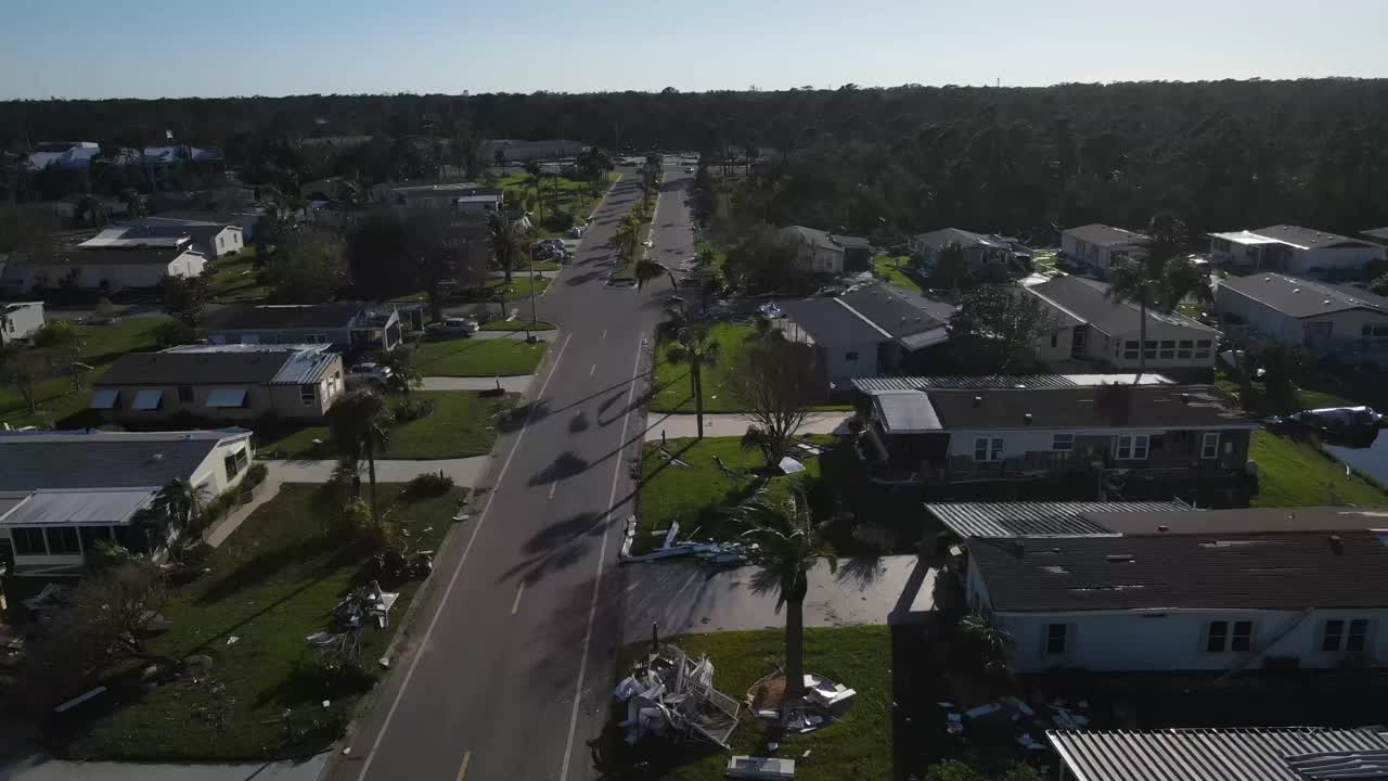 encuesta con drones de una parte de una casa móvil dañada por un huracán en el sur de florida después del huracán ian