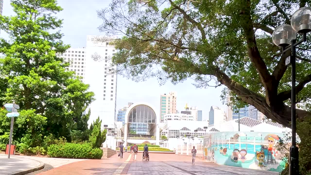 이 많은 공원 에서 산책 하는 길