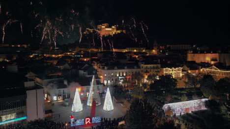 Vista-Aérea-De-Fuegos-Artificiales-En-Una-Ciudad-Portuguesa